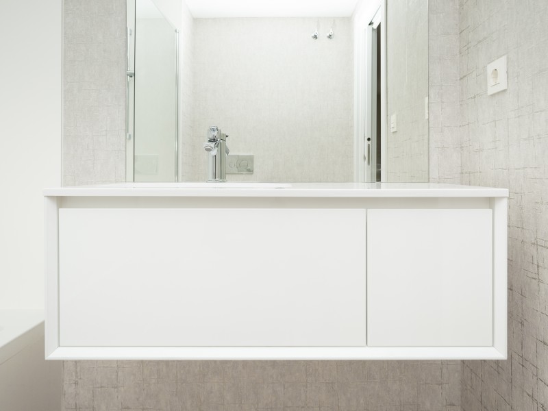 Detalle de mueble de baño de una vivienda de Residencial Camellia Garden